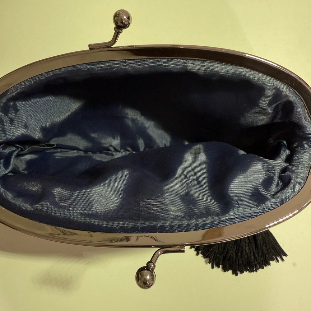 VINTAGE ELEGANT NAVY/BLACK CLUTCH WITH EMBROIDERED FLOWERS & TASSEL - Picture 8 of 9